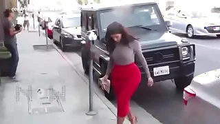 &lpar;Video&rpar; Kim Kardashian B tt Too Obese For Their way Miserly Skirt   Can't Get Out Of Their way C